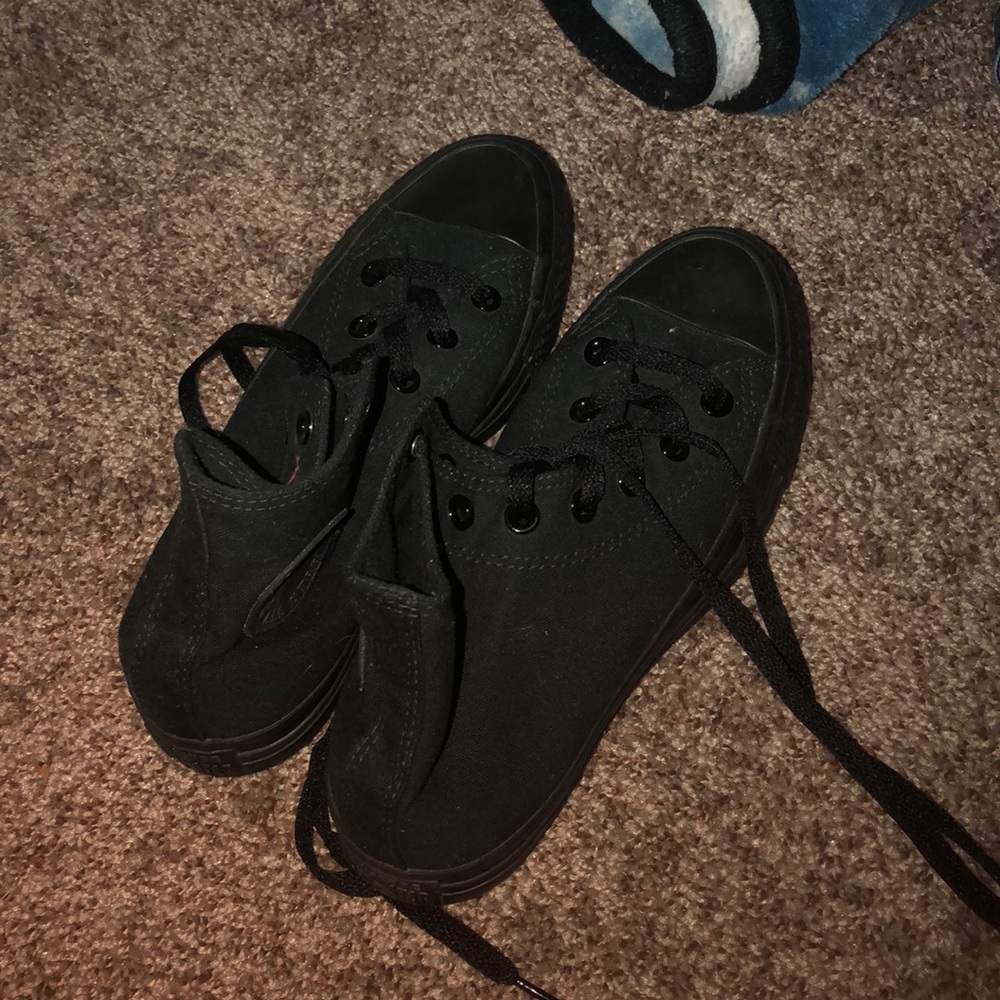 All Black Converse ( shoebox included)